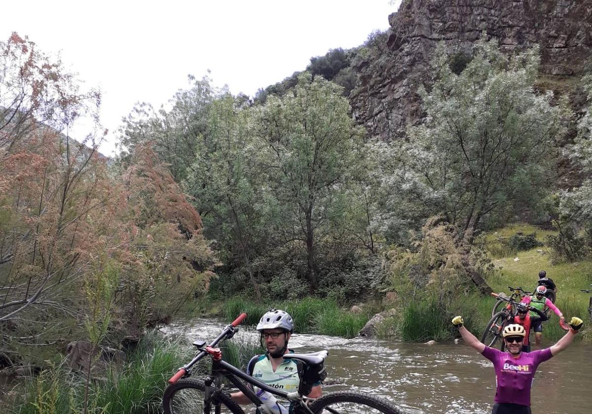 Ciclistas de la asociación Acoi en una de sus rutas por la serranía andujareña.