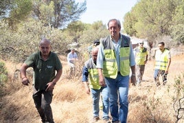 El alcalde, Francisco Carmona en la visita que giró a la zona del fuego.