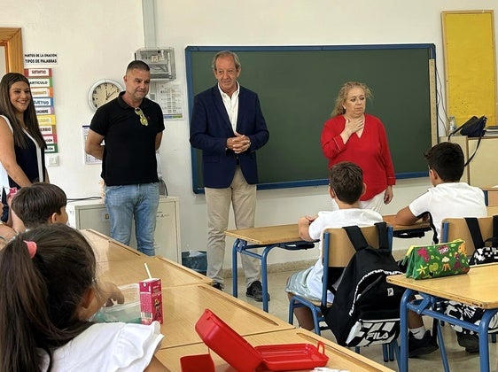 El alcalde, con el director y la edil de Educación en Cristo Rey.