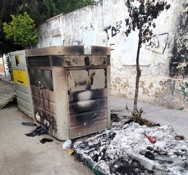 Un de los contenedores arrasados por las llamas.