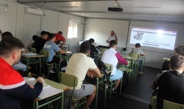 Desarrollo de una clase ayer en las aulas prefabricadas tras el siniestro.