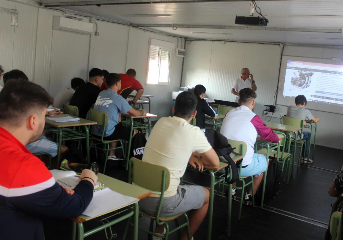 Desarrollo de una clase ayer en las aulas prefabricadas tras el siniestro.