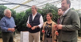 Francisco Carmona, Soledad Aranda, Antonio Alejandro y Luis Villa, ayer en la explotación.