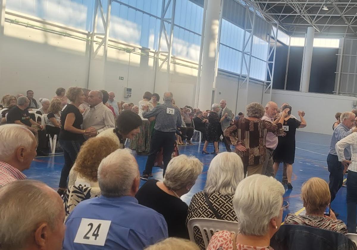 Los mayores se han consagrado a varias disciplinas del baile en el pabellón ferial iliturgitano.