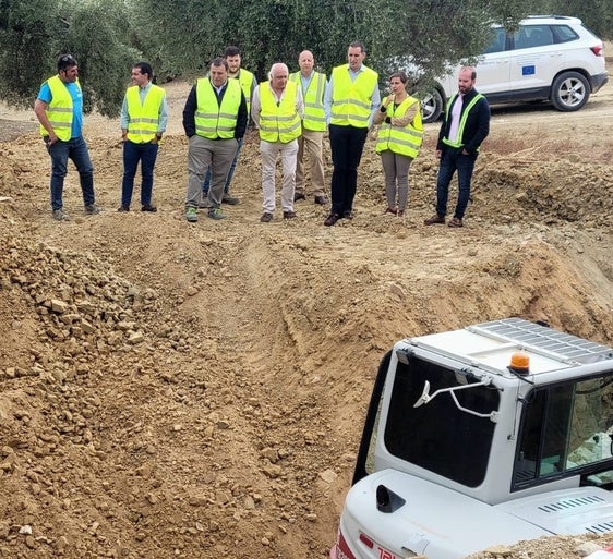 La delegada con las autoridades municipales.