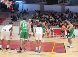 Tomás Valenzuela en una acción de dos más uno tras aprovechar un contragolpe.