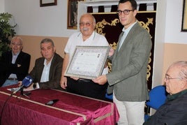 Eduardo Muñoz posa con la placa junto junto a Alfonso Soto.