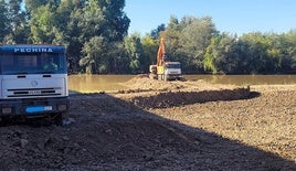 Las máquinas ya están trabajando en el dragado.