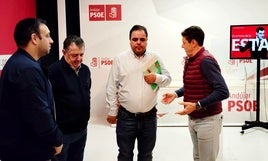 VÍCTOR TORRES CONVERSA CON CONCEJALES Y MIEMBROS DE LA AGRUPACIÓN DEL PSOE.