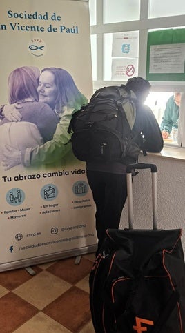 Un transeúnte es acogido en el Centro San Vicente de Paúl.