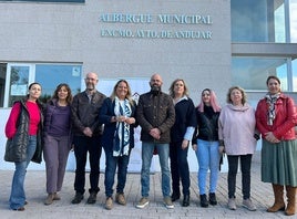 Angela Hidalgo con el edil y las responsables del servicio del albergue.