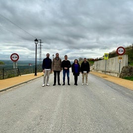 EL DIPUTADO CON EL ALCALDE, JUAN LATORRE Y MIEMBROS DE LA CORPORACIÓN MUNICIPAL.