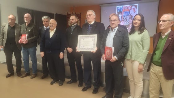 Un libro recoge los 75 años de historia de la Cofradía de los Estudiantes