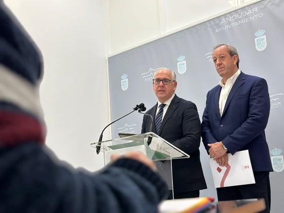 JESÚS ESTRELLA Y FRANCISCO CARMONA, ESTA MAÑANA EN EL AYUNTAMIENTO DURANTE SU COMPARECENCIA.