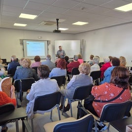 DELGADO DURANTE SU CHARLA.