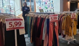 Un comercio de la calle Ollerías, con sus productos en la calle, en la pasada edición de la Noche en Blanco.