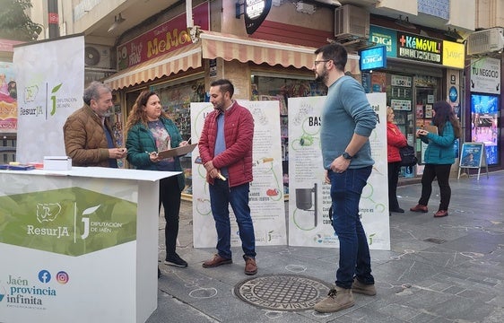 Una campaña pionera en Andújar conciencia sobre el daño que generan los residuos en las calles