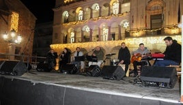 Talento de la tierra en la zambomba flamenca 'Cantes de Navidad' este domingo en la Plaza de España.