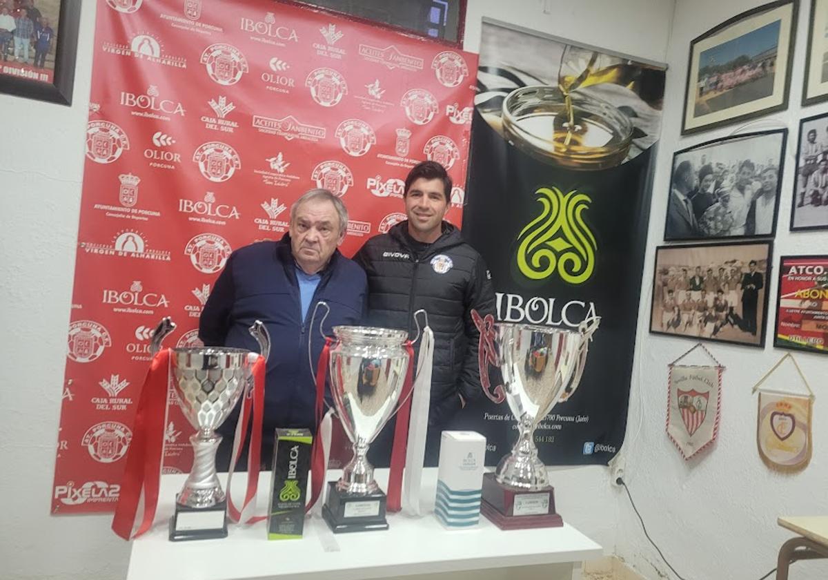 Andrés Salas y Enrique Moreno, este domingo en la sala de trofeos de la sede social del club.