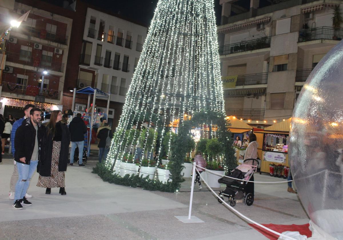 Árbol navideño ubicado en la Plaza del Camping, sede del mercadillo navideño.