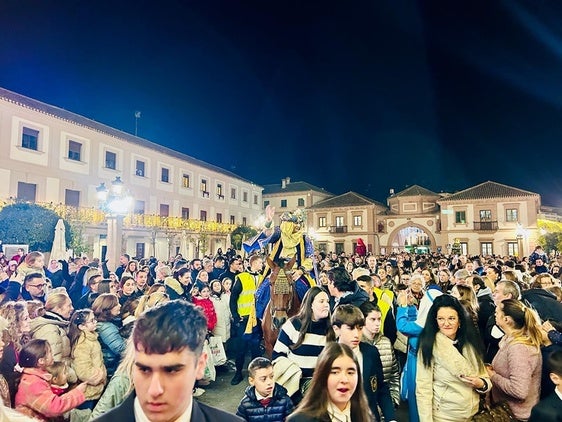 DESFILE DEL HERALDO REAL POR LA PLAZA DE ESPAÑA.