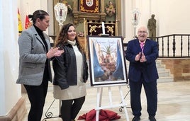 María José Fuentes, Noelia del Moral y Alfonso Soto posan con el cartel ganador del certamen.