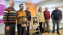 Organizadores y patrocinadores de la convocatoria posan con los carteles.