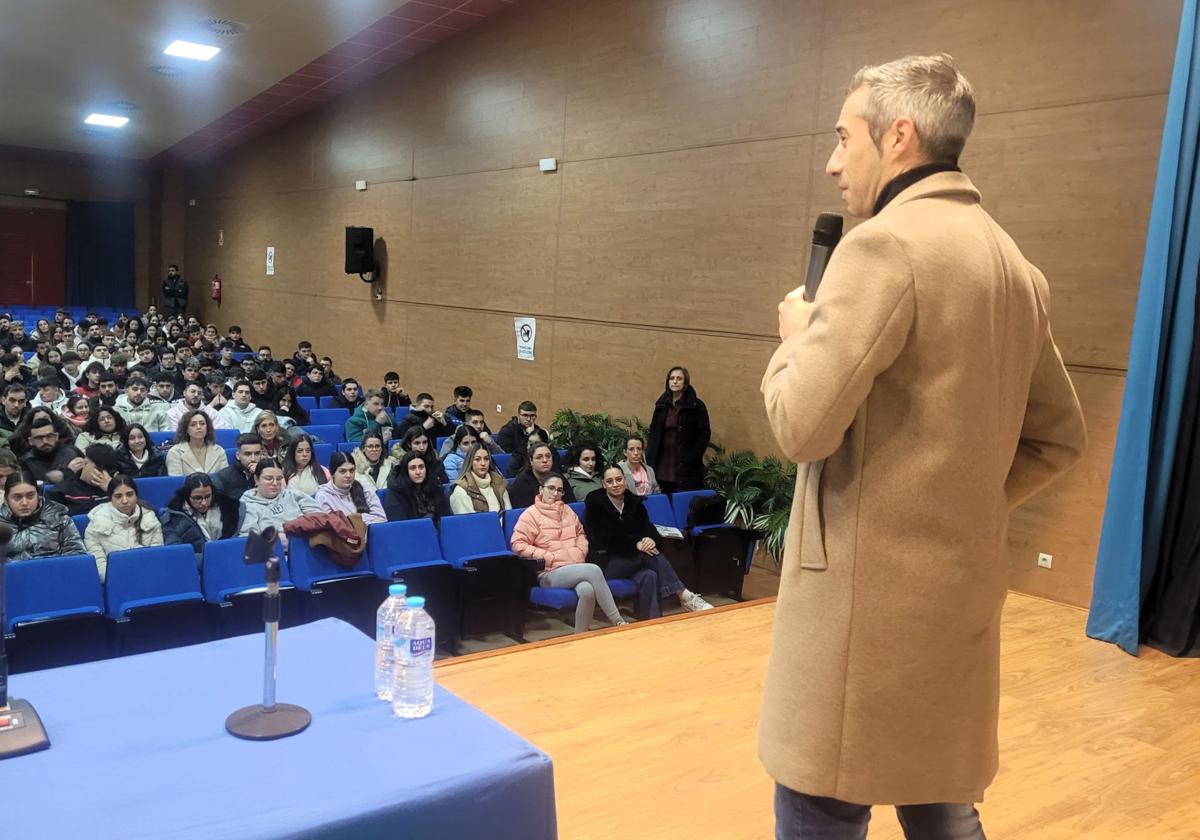 Charla a los jóvenes sobre los servicios de la Cámara de Comercio.