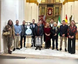 MIEMBROS DE LA CORPORACIÓN MUNICIPAL Y DE LA COFRADÍA MATRIZ POSAN CON EL FEDERADO DE HONOR Y EL GANADOR DEL CARTEL.