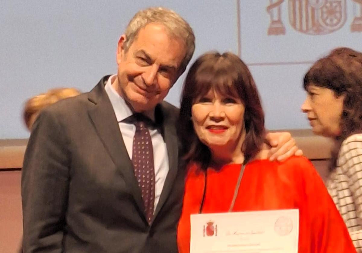 MICAELA NAVARRO, CON EL TÍTULO, POSA CON JOSÉ LUIS RODRÍGUEZ ZAPATERO.