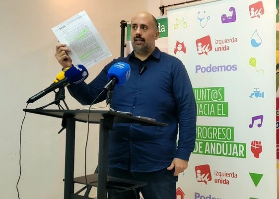 CAZALILLA ENSEÑA EL DOCUMENTO DONDE REFLEJA EL ÁREA LOGÍSTICA DE BAILÉN.