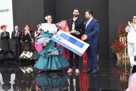 ENTREGA DEL GALARDÓN AL JOVEN DISEÑADOR.