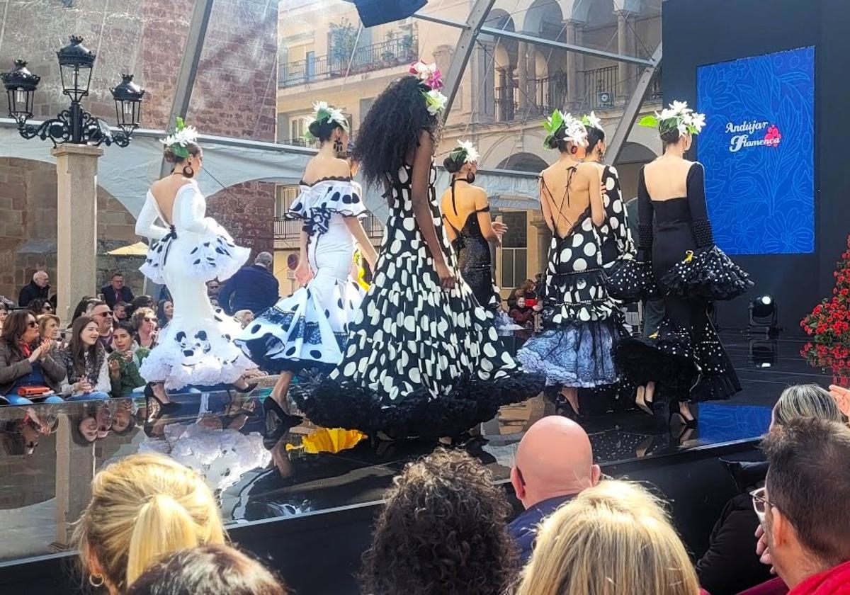 DESFILES DE MODA FLAMENCA EN LA SINGULAR PASARELA DEL PLAZA DE ESPAÑA.