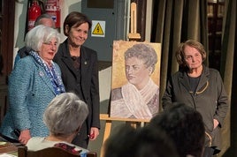 Acto de entrega de un retrato de Rosario de Acuña al Ateneo de Madrid, realizado por Carlos Roces por encargo del Ayuntamiento de Gijón el 31 de enero de 2025.