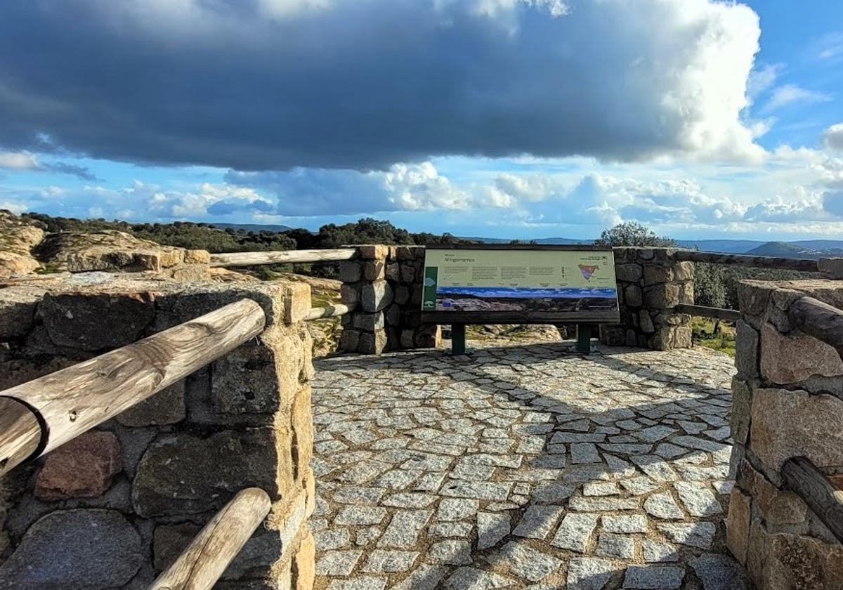 MIRADOR DE MINGORRAMOS, UNO DE LOS OBSERVATORIOS ASTRONÓMICOS MÁS IMPORTANTES POR LA CALIDAD DE LOS CIELOS, DESDE DONDE SE DIVISA EL SANTUARIO DE NUESTRA SEÑORA DE LA CABEZA.