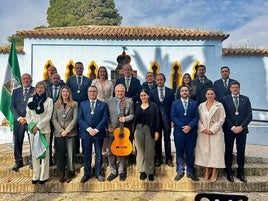 MIEMBROS DE LA CORPORACIÓN MUNICIPAL Y LOS ARTISTAS TRAS EL ACTO INSTITUCIONAL DEL DÍA DE ANDALUCÍA.