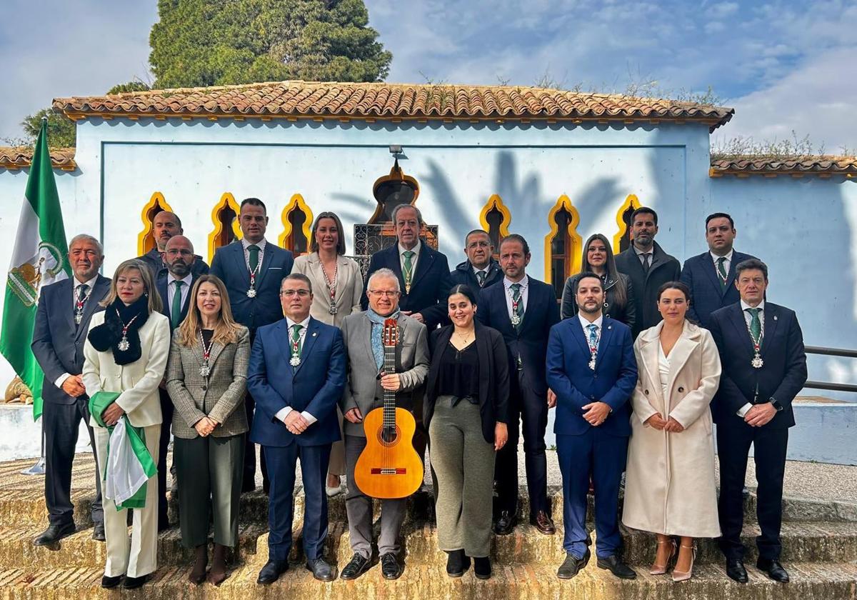 MIEMBROS DE LA CORPORACIÓN MUNICIPAL Y LOS ARTISTAS TRAS EL ACTO INSTITUCIONAL DEL DÍA DE ANDALUCÍA.