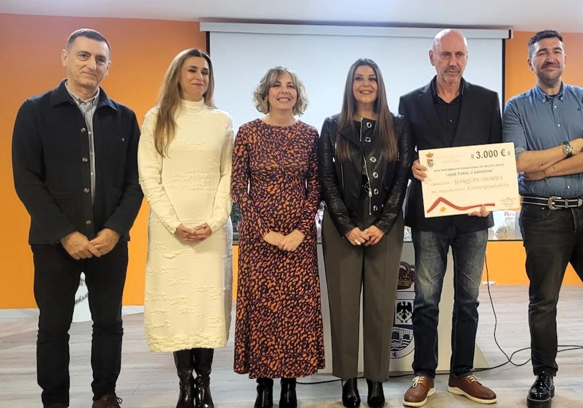 EL GANADOR POSA CON EL CHEQUE JUNTO CON MIEMBROS DEL JURADO Y AZUCENA CEPEDELLO.