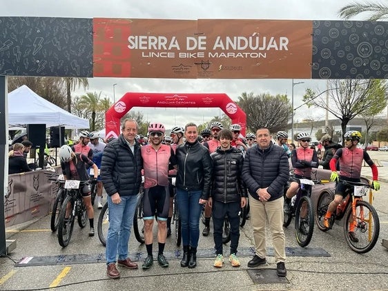 Las autoridades municipales en la salida de la prueba.