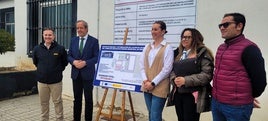El alcalde y la edil con los responsables de la obra y del recinto.