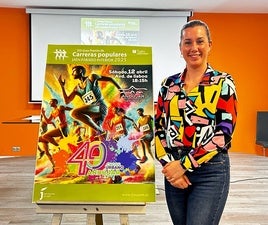 MARÍA JOSÉ FUENTES POSA CON EL CARTEL DE LA PRESENTE EDICIÓN.