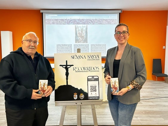 ALFONSO SOTO Y MARÍA JOSÉ FUENTES CON EL MATERIAL.