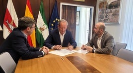 Miguel Contreras y el alcalde durante la firma del convenio del consorcio.