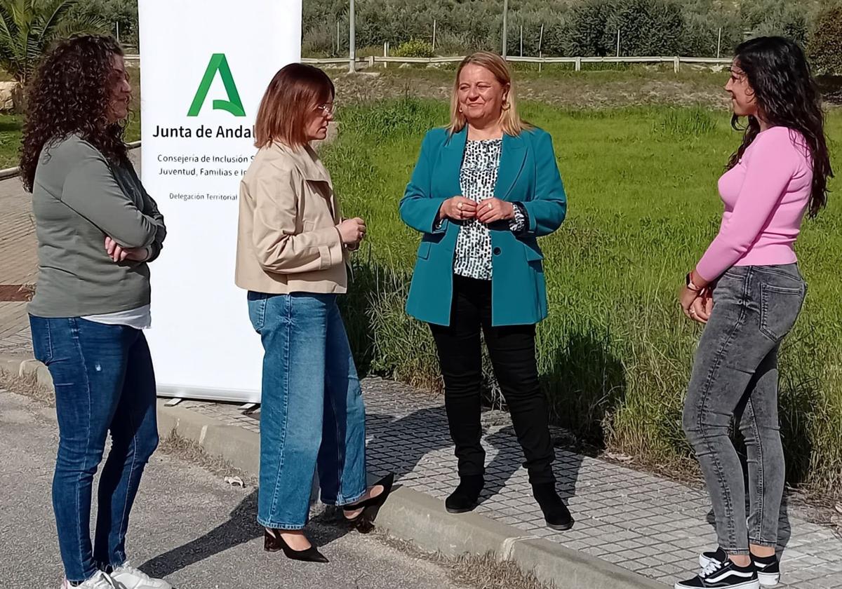 La delegada conversa con miembros de la Corporación.