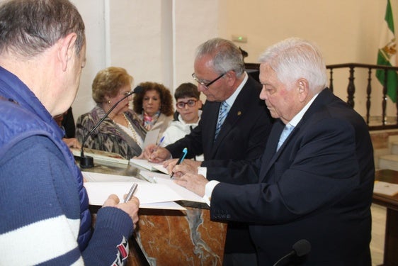 Utrera y Fuentes firman los libros a los asistentes.