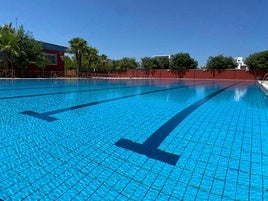 La piscina al aire libre de las instalaciones.