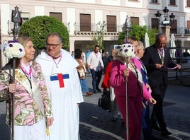 COMITIVA DE LA COFRADÍA MATRIZ, AYER EN EL CONVITE DE BANDERAS.