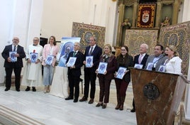 Los responsables de la edición posan con la publicación.