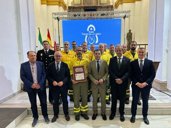 LOS GALARDONADOS POSAN CON LAS AUTORIDADES.