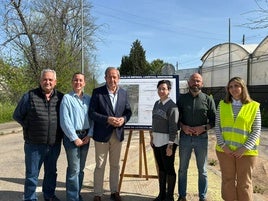 El alcalde y miembros de la Corporación con el plano.